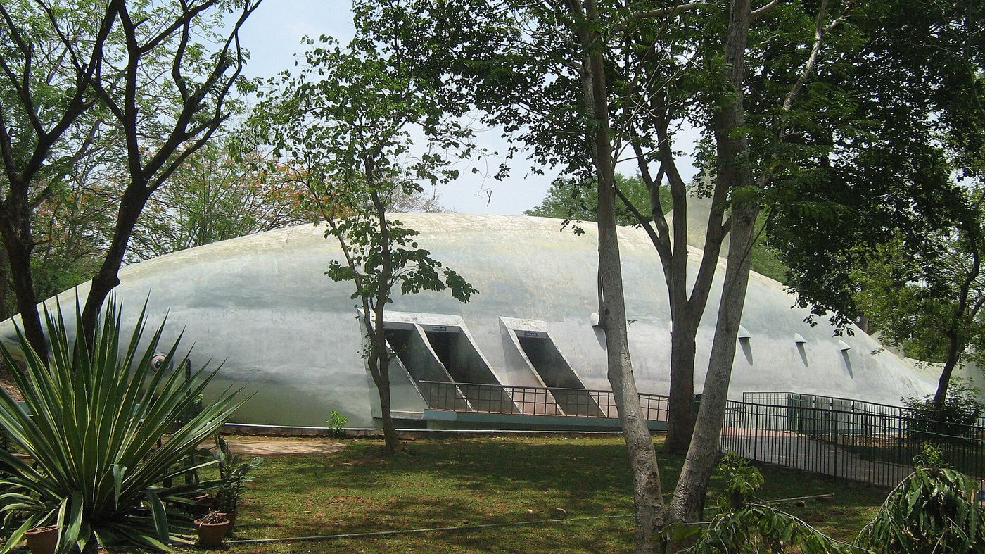 The shark-shaped aquarium building at Vandalur Zoo
